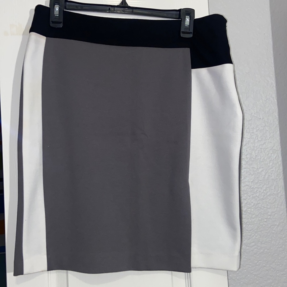 Beautiful skirt, need ironing. Zipper on the side .size 10